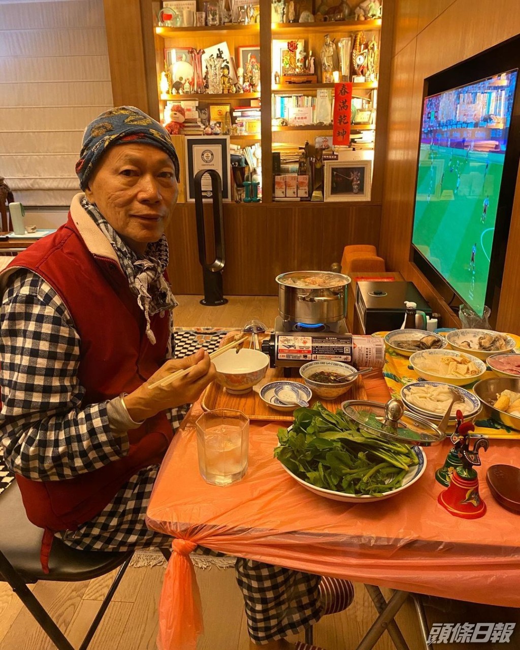 兩年前羅家英返港要在書房隔離，房中還有大型電視，打邊爐只是等閒事。